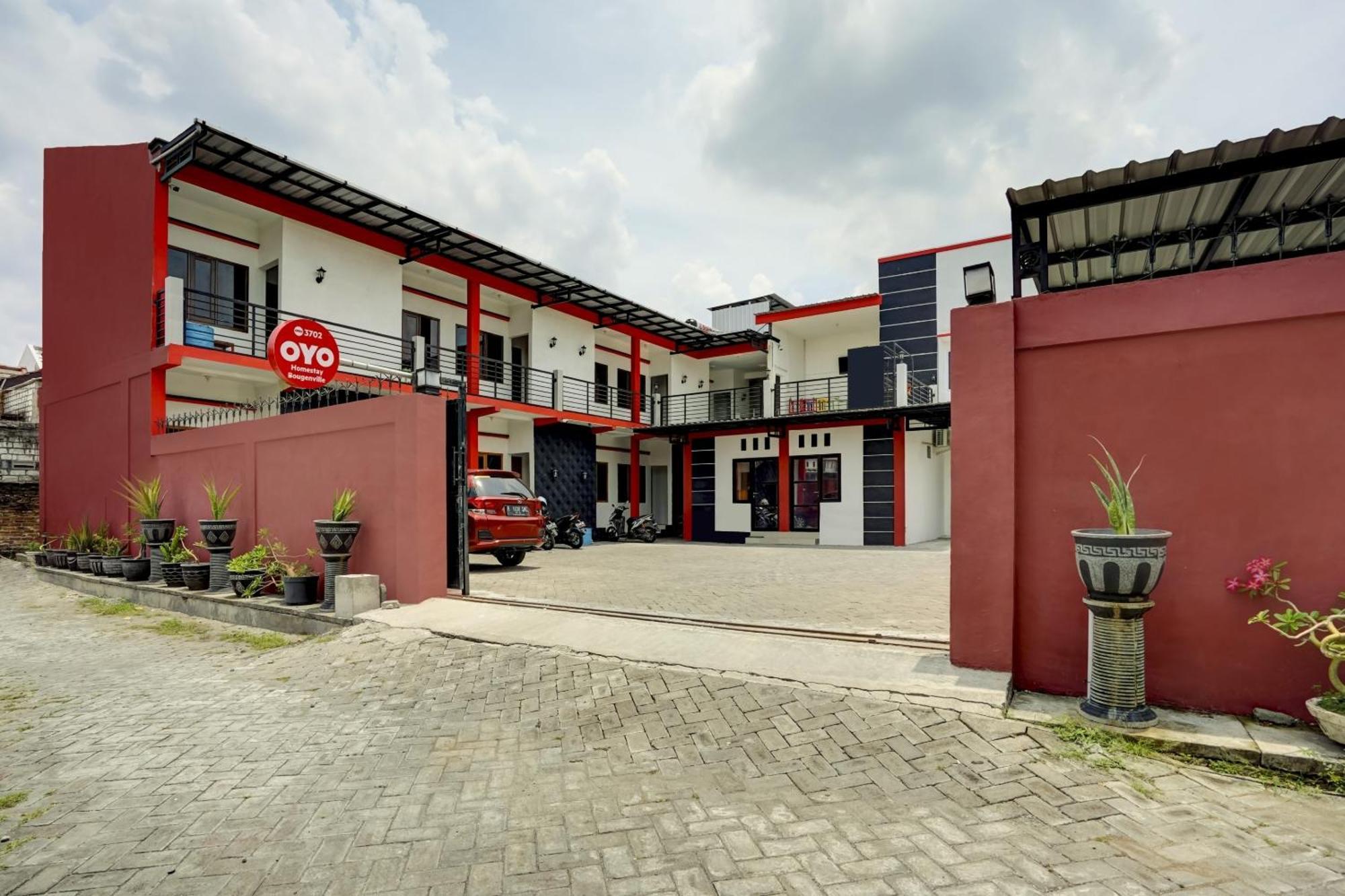 Super Oyo 3702 Homestay Bougenville Syariah Lamongan Εξωτερικό φωτογραφία